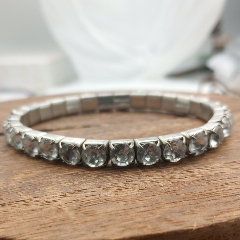 Elegant Silver Tone Crystal Bracelet B1001